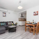 Stunning Apartment In Zadar With Wifi شقة