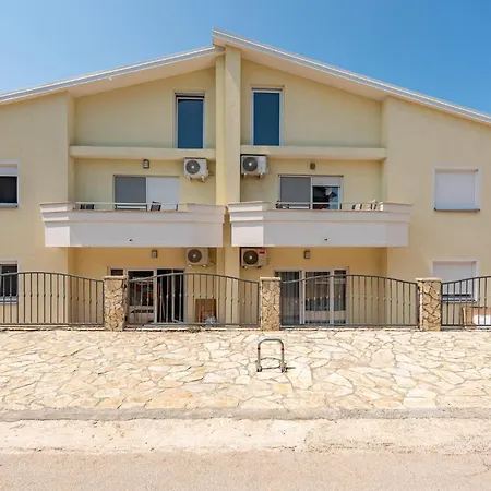 Stunning Apartment In Zadar With Wifi زادار