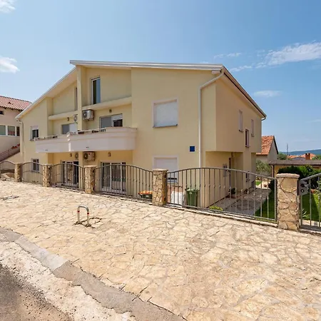 Stunning Apartment In Zadar With Wifi *
