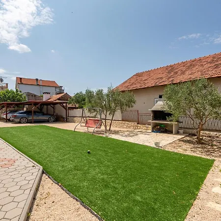 Stunning Apartment In Zadar With Wifi *